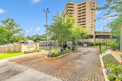 100 Tower Dr #302, Daphne, AL 36526