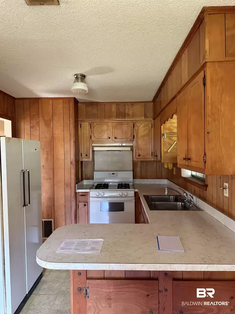 607 W Lee St, Chickasaw, AL 36611 photo 3