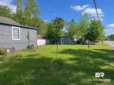 308 Front St, Century, FL 32535 photo 17