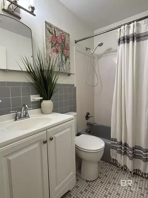 Bath - 332 Syracuse St, Mobile, AL 36608 photo 2 of 3