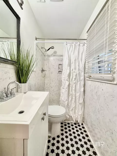 Bath - 332 Syracuse St, Mobile, AL 36608 photo 3 of 3
