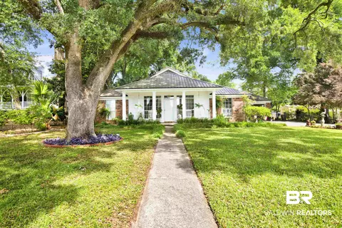 352 N Mobile St, Fairhope, AL 36532