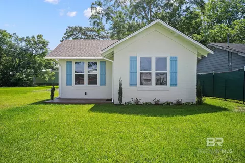 22214 Pine St, Robertsdale, AL 36567