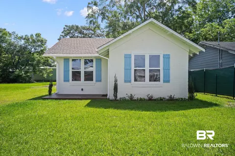 22214 Pine St, Robertsdale, AL 36567