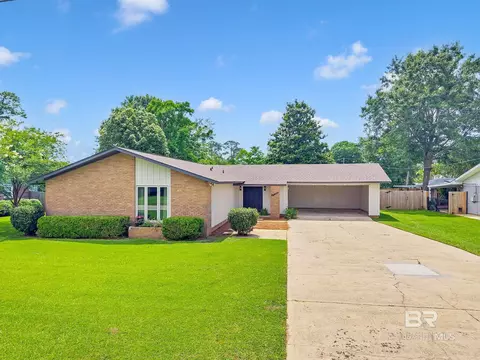 18 Rollins Pl, Atmore, AL 36502