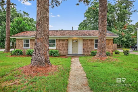 301 Roberts St, Atmore, AL 36502