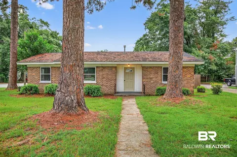 301 Roberts St, Atmore, AL 36502