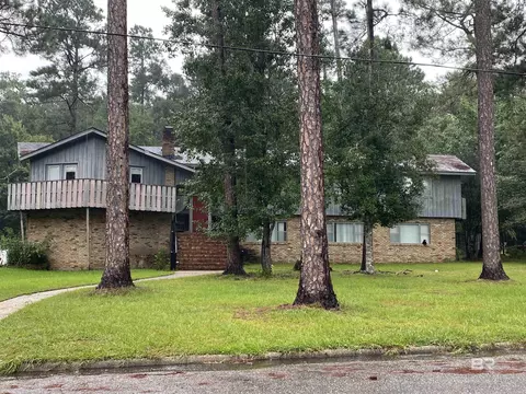 698 Garrett St, Brewton, AL 36426