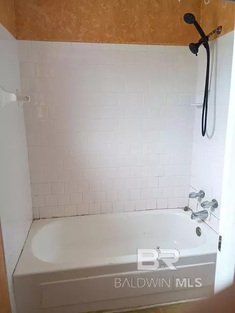 Bath - 25240 Pine St, Elberta, AL 36530 photo 4 of 6