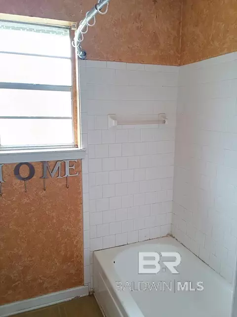 Bath - 25240 Pine St, Elberta, AL 36530 photo 5 of 6