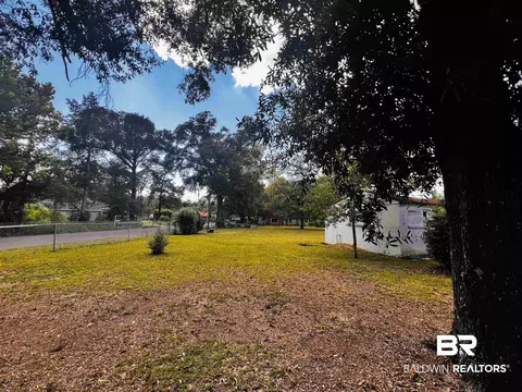 654 W Walnut Ave, Crestview, FL 32536 photo 3