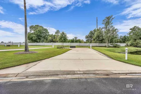 12165 Gateway Dr, Elberta, AL 36530