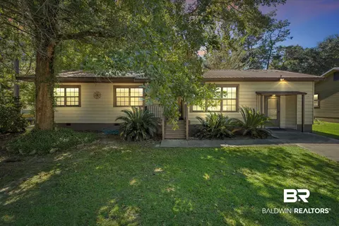 610 Johnson Ave, Fairhope, AL 36532