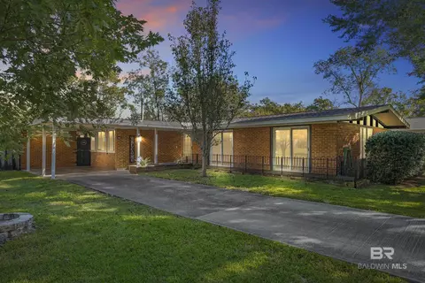 637 E Pedigo Ave, Foley, AL 36535