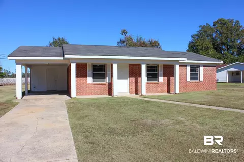 141 Holt St, Flomaton, AL 36441