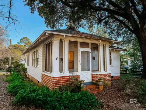 206 1st St, Chickasaw, AL 36611