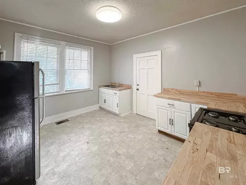 206 1st St, Chickasaw, AL 36611 photo 10