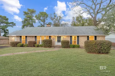 137 Fairway Dr, Daphne, AL 36526