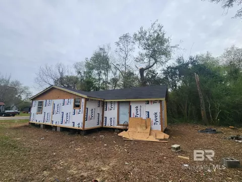 156 4th St, Atmore, AL 36502