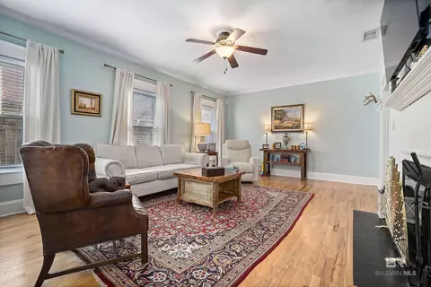 Living - 168 Mohawk St, Mobile, AL 36606 photo 2 of 4