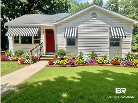 Exterior - 4060 Dickson Ln, Mobile, AL 36618 photo 2 of 5