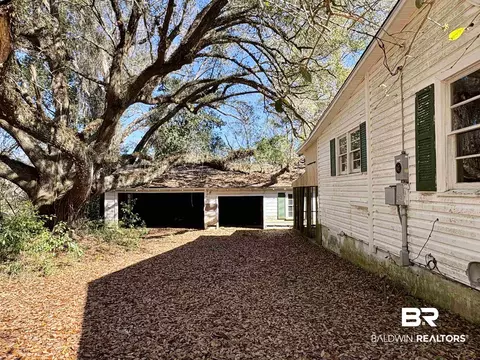 Exterior - 4060 Dickson Ln, Mobile, AL 36618 photo 2 of 4