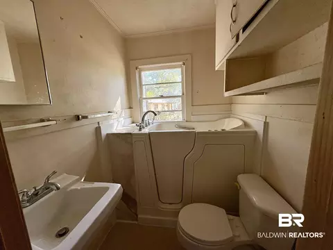 Bath - 4060 Dickson Ln, Mobile, AL 36618 photo 1 of 1