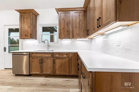 Kitchen - 28310 Comstock Rd, Elberta, AL 36530 photo 4 of 7