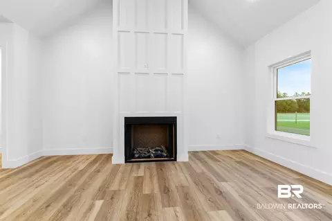 Living - 28310 Comstock Rd, Elberta, AL 36530 photo 4 of 6