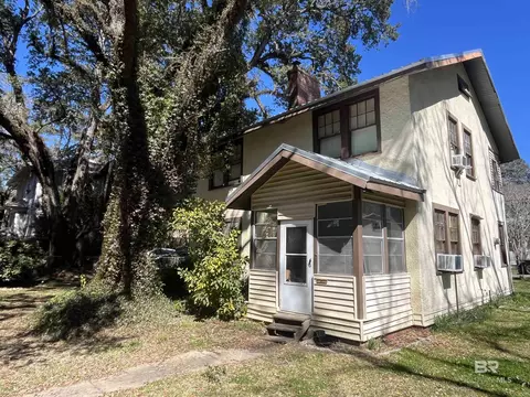 211 4th St, Chickasaw, AL 36611