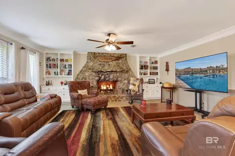 Living - 1271 Spring Valley Dr, Mobile, AL 36693 photo 2 of 5