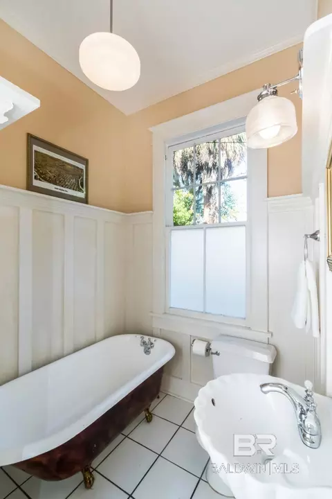Bath - 160 Dexter Ave, Mobile, AL 36604 photo 3 of 5