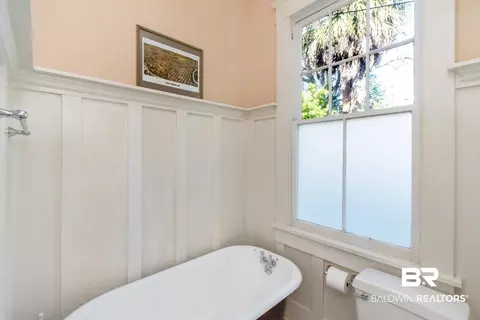 Bath - 160 Dexter Ave, Mobile, AL 36604 photo 2 of 5