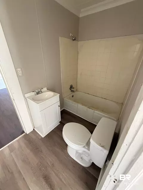 Bath - 655 Mandrell St, Mobile, AL 36606 photo 1 of 1