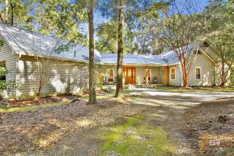 15 Woods Ave, Fairhope, AL 36532