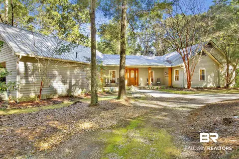 15 Woods Ave, Fairhope, AL 36532
