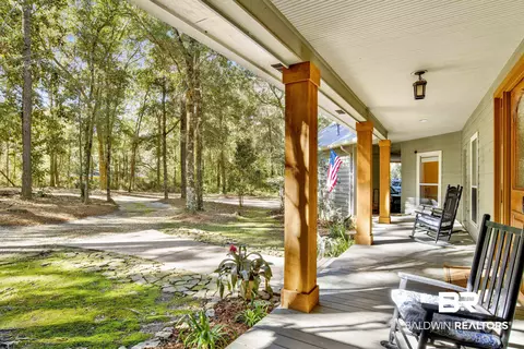 15 Woods Ave, Fairhope, AL 36532