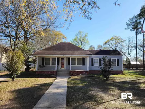 706 E Horner St, Atmore, AL 36502 photo 2