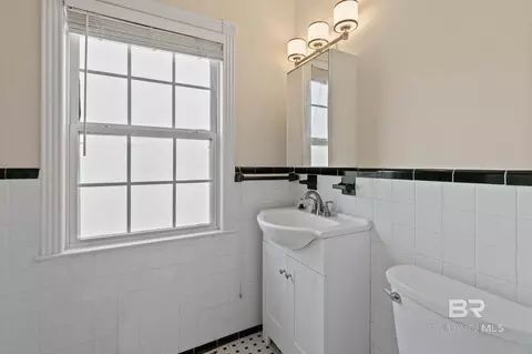 Bath - 214 Upham St #8D, Mobile, AL 36607 photo 1 of 2