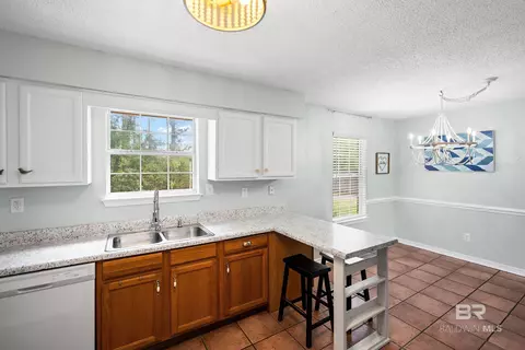 Kitchen - 16204 Pointer Dr, Foley, AL 36535 photo 5 of 6