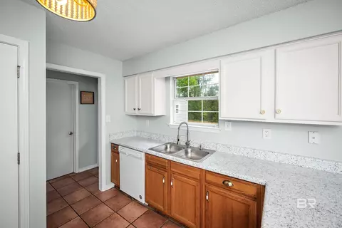 Kitchen - 16204 Pointer Dr, Foley, AL 36535 photo 4 of 6