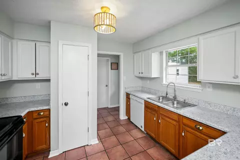 Kitchen - 16204 Pointer Dr, Foley, AL 36535 photo 3 of 6