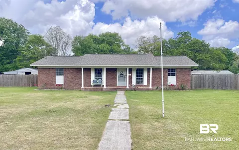 609 E Pine St, Atmore, AL 36502 photo 2