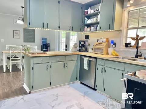 609 E Pine St, Atmore, AL 36502 photo 9