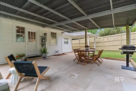 Exterior - 5210 S Pineview Ln, Mobile, AL 36608 photo 3 of 4