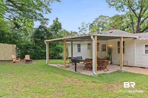 Exterior - 5210 S Pineview Ln, Mobile, AL 36608 photo 3 of 3