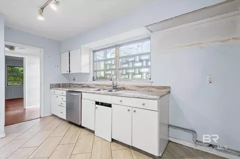 Kitchen - 2255 Pratt Dr, Mobile, AL 36605 photo 3 of 4