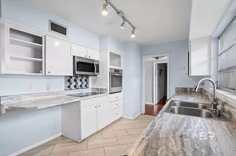 Kitchen - 2255 Pratt Dr, Mobile, AL 36605 photo 2 of 4
