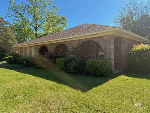 2102 Wildwood Dr, Brewton, AL 36426