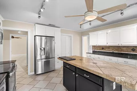 Kitchen - 3724 S Claridge Rd, Mobile, AL 36608 photo 3 of 5